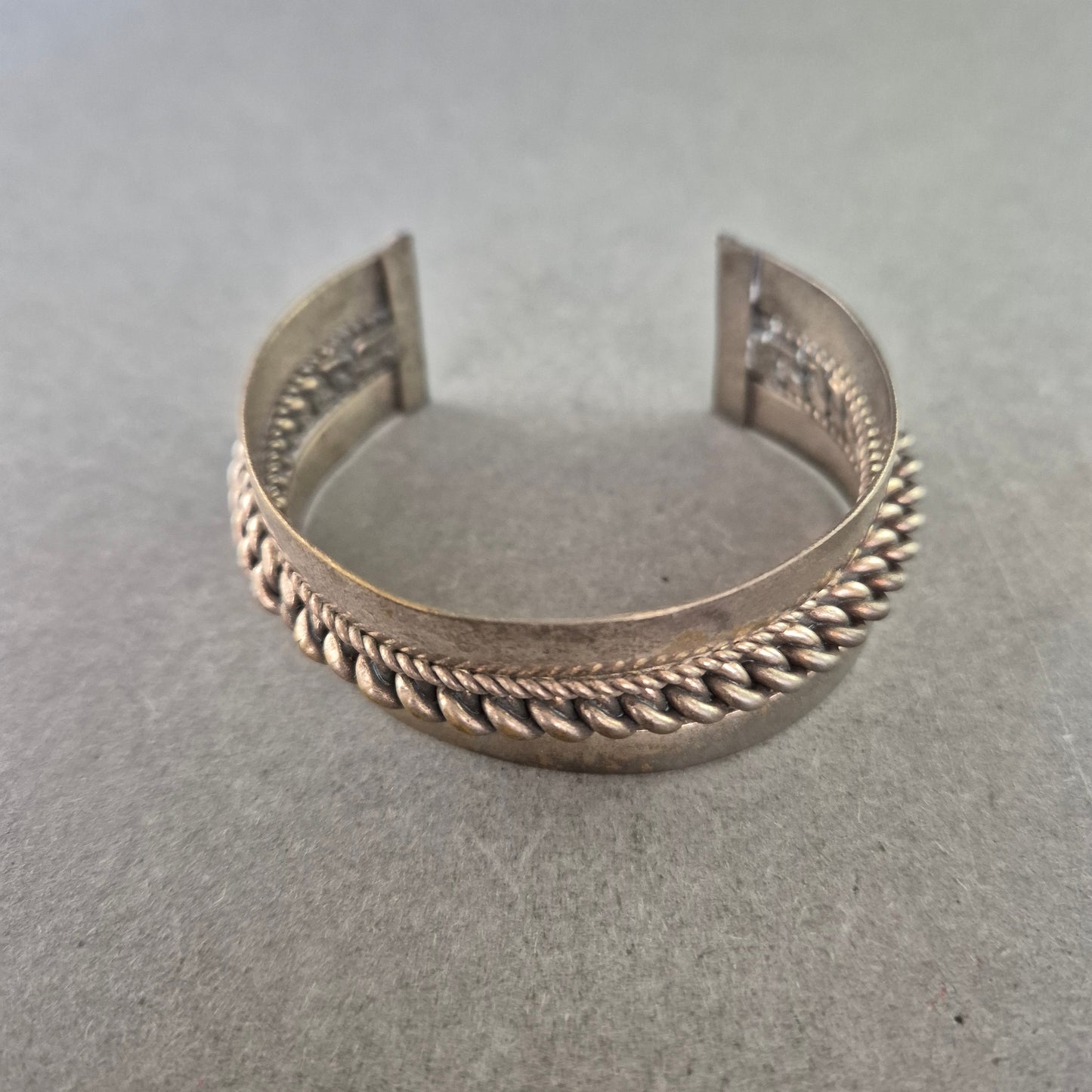 Breites Armreif Armband mit Strukturmuster – Antik & Ausdrucksstark