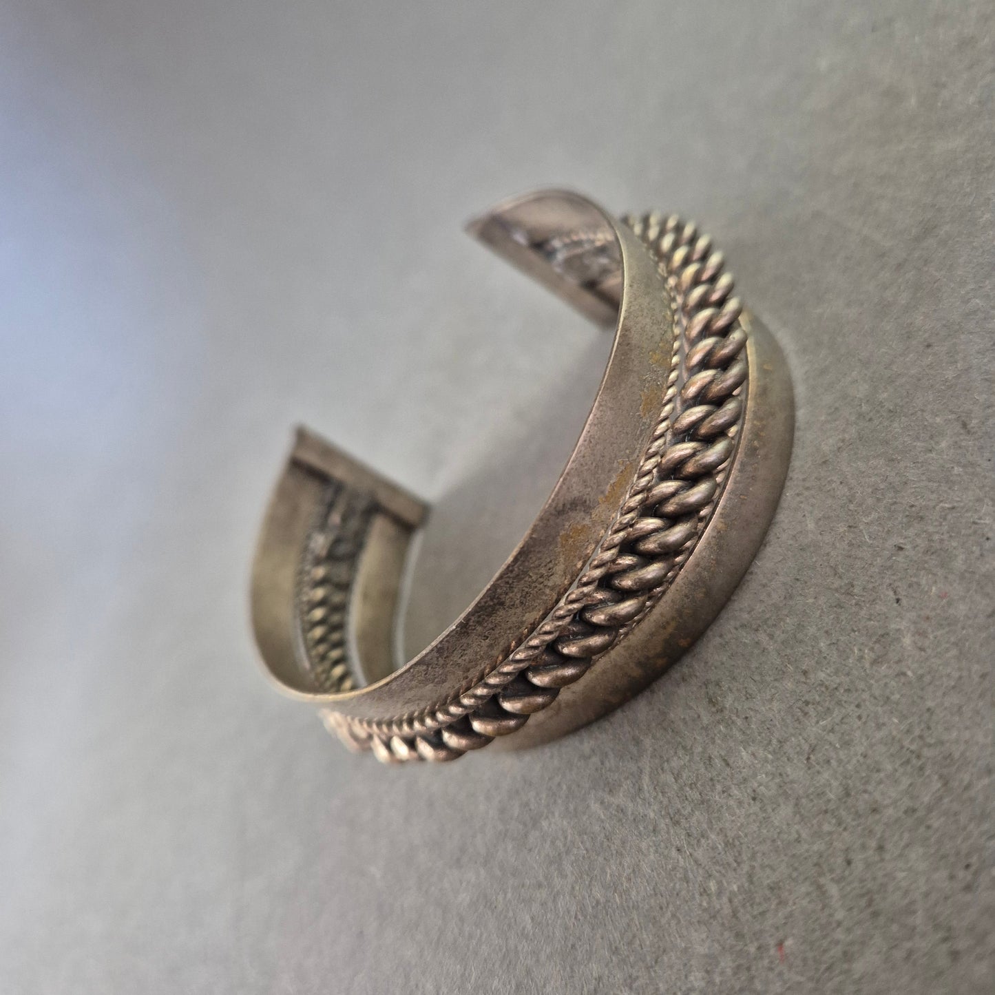 Breites Armreif Armband mit Strukturmuster – Antik & Ausdrucksstark