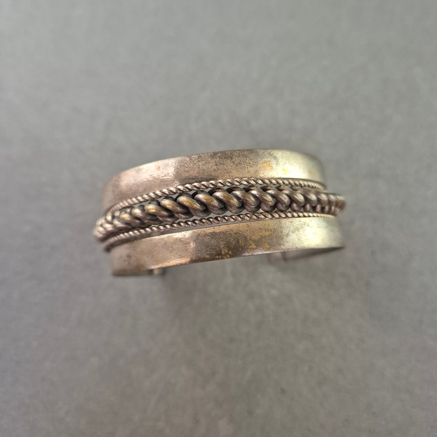Breites Armreif Armband mit Strukturmuster – Antik & Ausdrucksstark