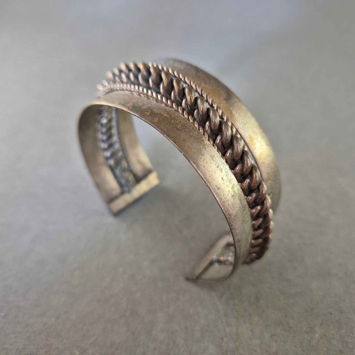 Breites Armreif Armband mit Strukturmuster – Antik & Ausdrucksstark