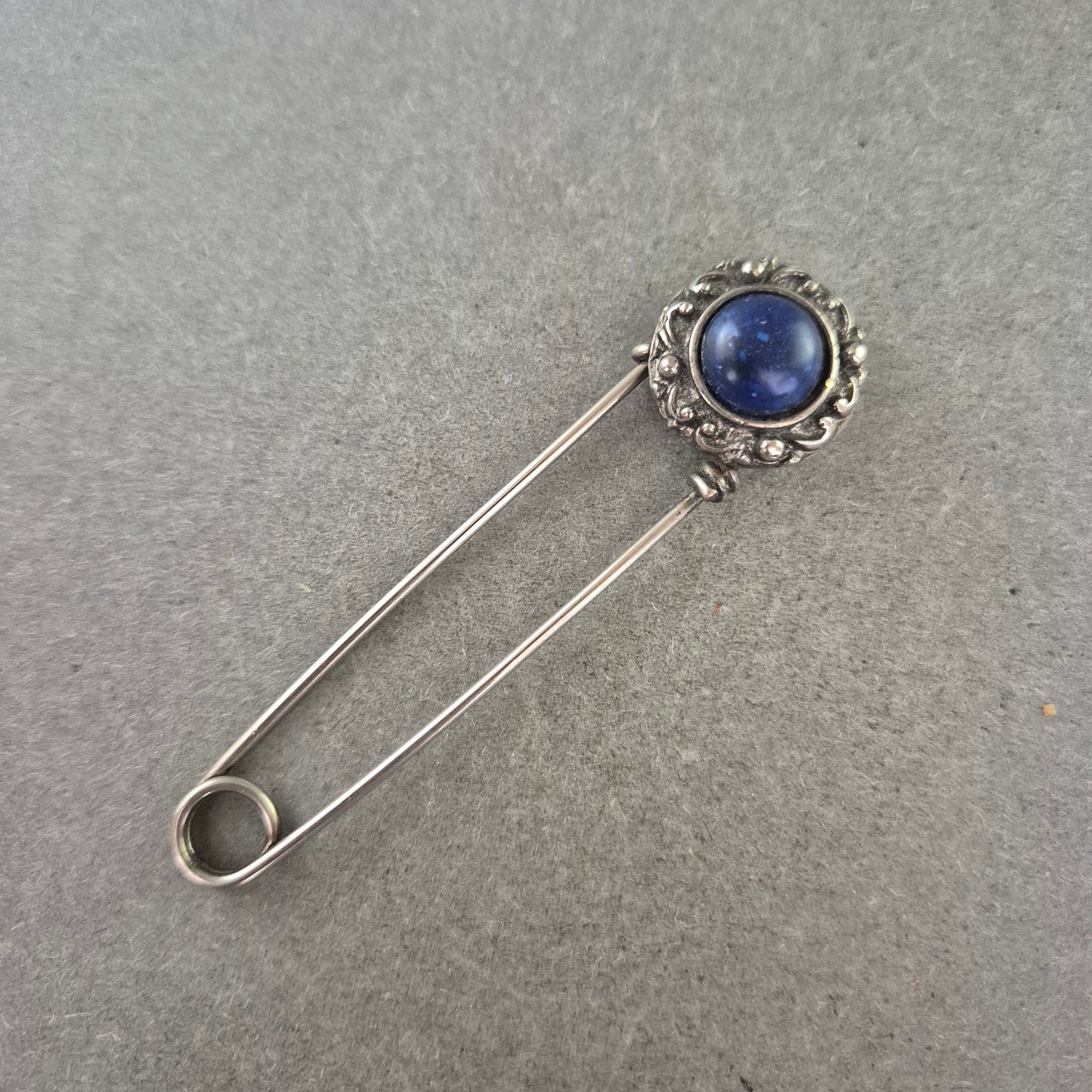 Antike Brosche mit blauem Stein – Stilvolles Vintage-Accessoire