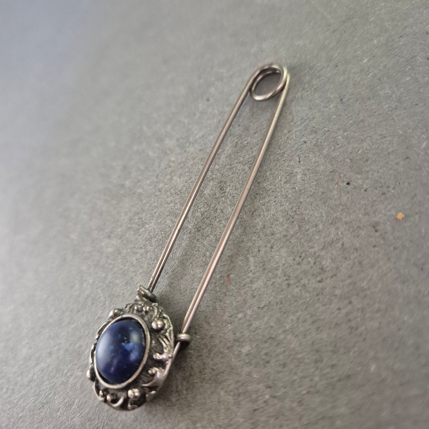 Antike Brosche mit blauem Stein – Stilvolles Vintage-Accessoire