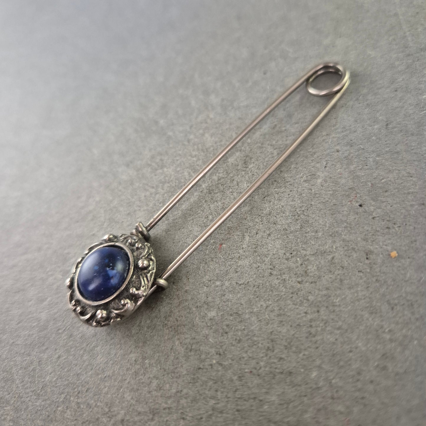 Antike Brosche mit blauem Stein – Stilvolles Vintage-Accessoire