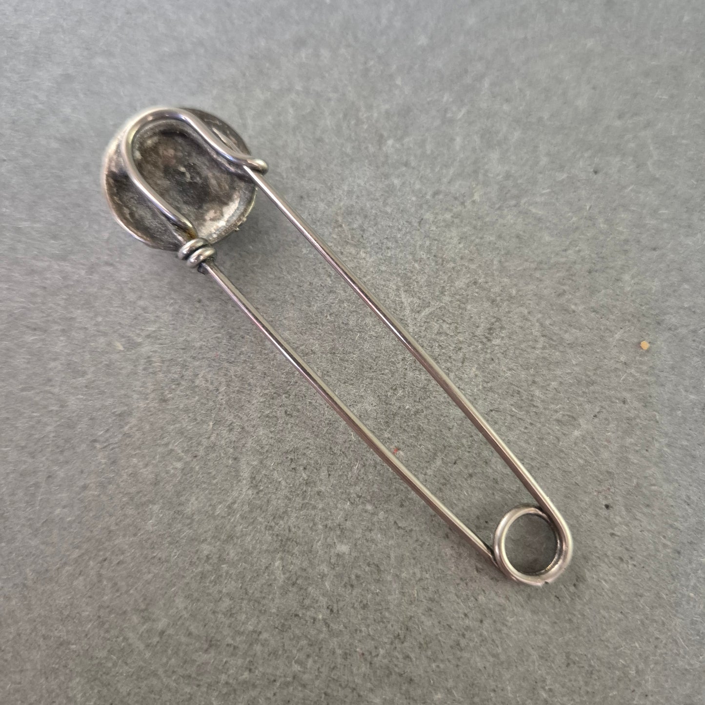 Antike Brosche mit blauem Stein – Stilvolles Vintage-Accessoire