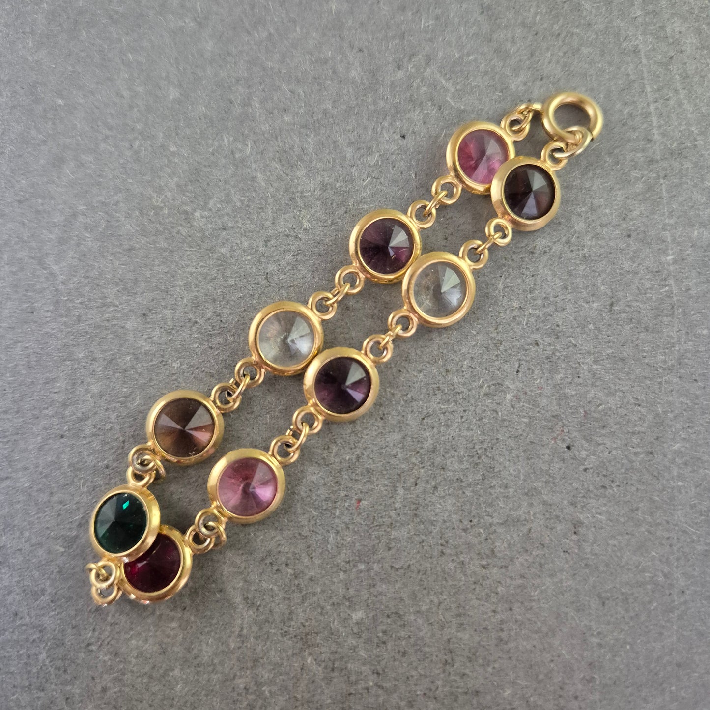 Farbenfrohes Armband mit facettierten Steinen – Verspielt & Elegant