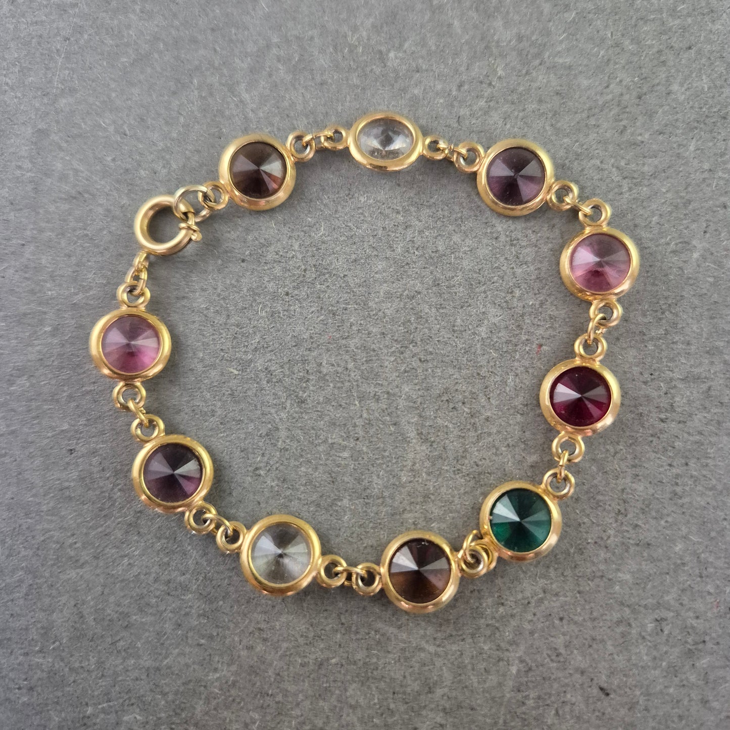 Farbenfrohes Armband mit facettierten Steinen – Verspielt & Elegant