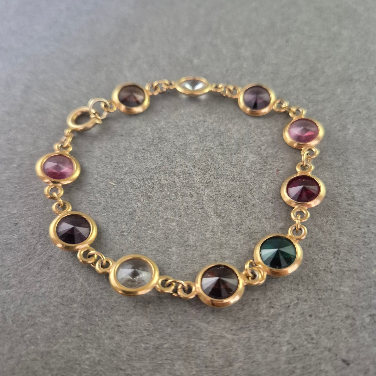 Farbenfrohes Armband mit facettierten Steinen – Verspielt & Elegant