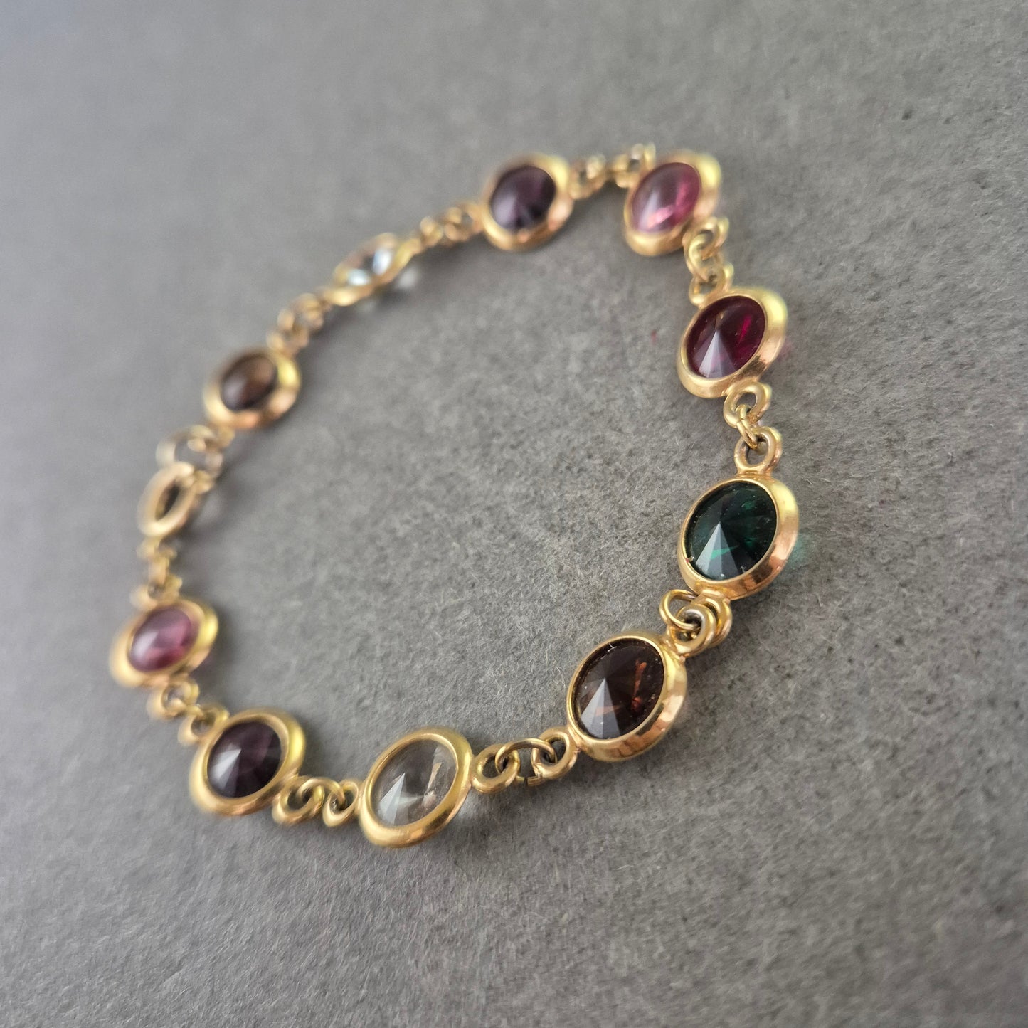 Farbenfrohes Armband mit facettierten Steinen – Verspielt & Elegant