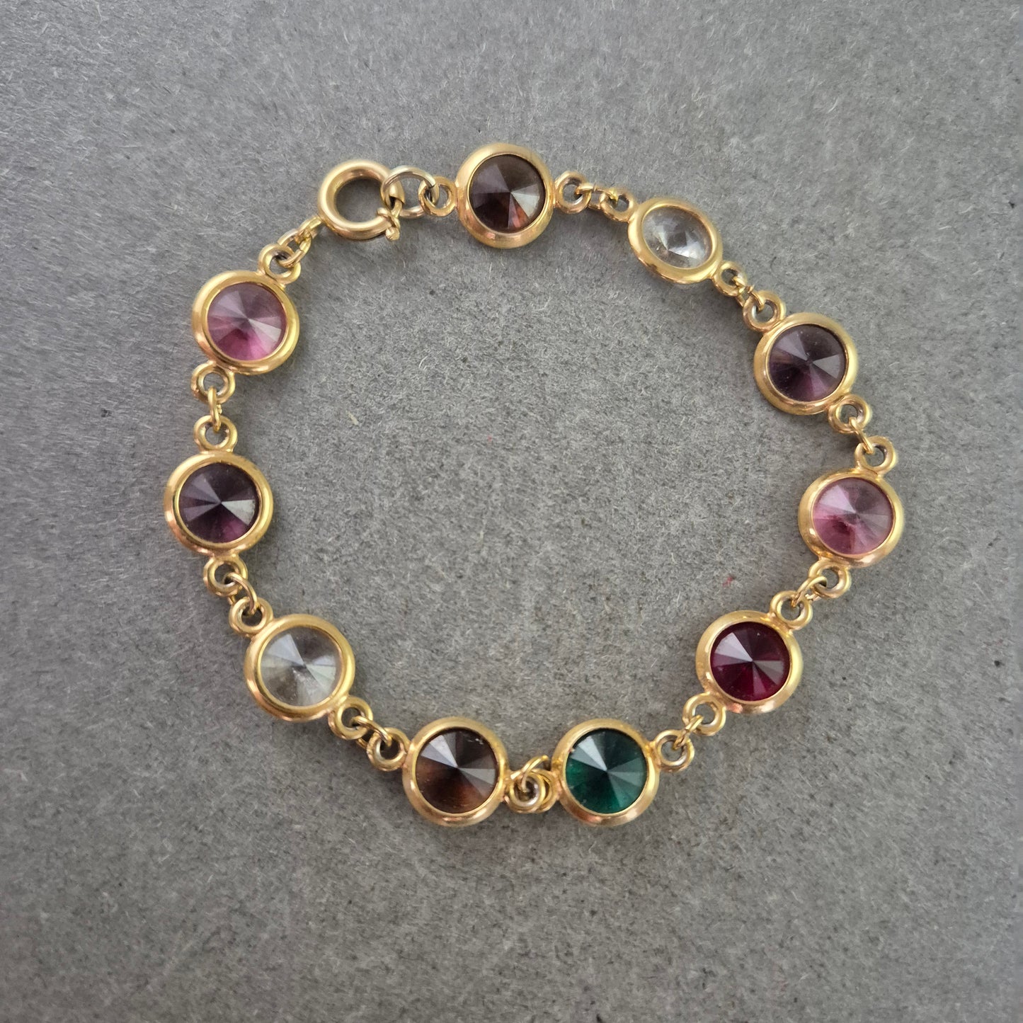 Farbenfrohes Armband mit facettierten Steinen – Verspielt & Elegant