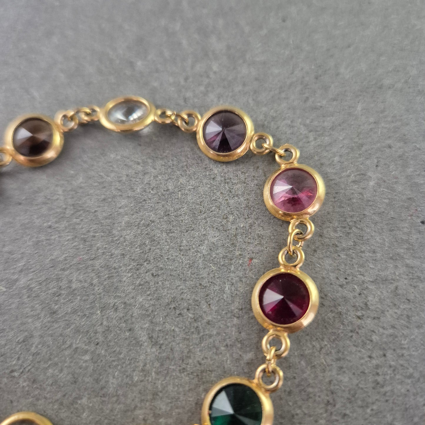 Farbenfrohes Armband mit facettierten Steinen – Verspielt & Elegant