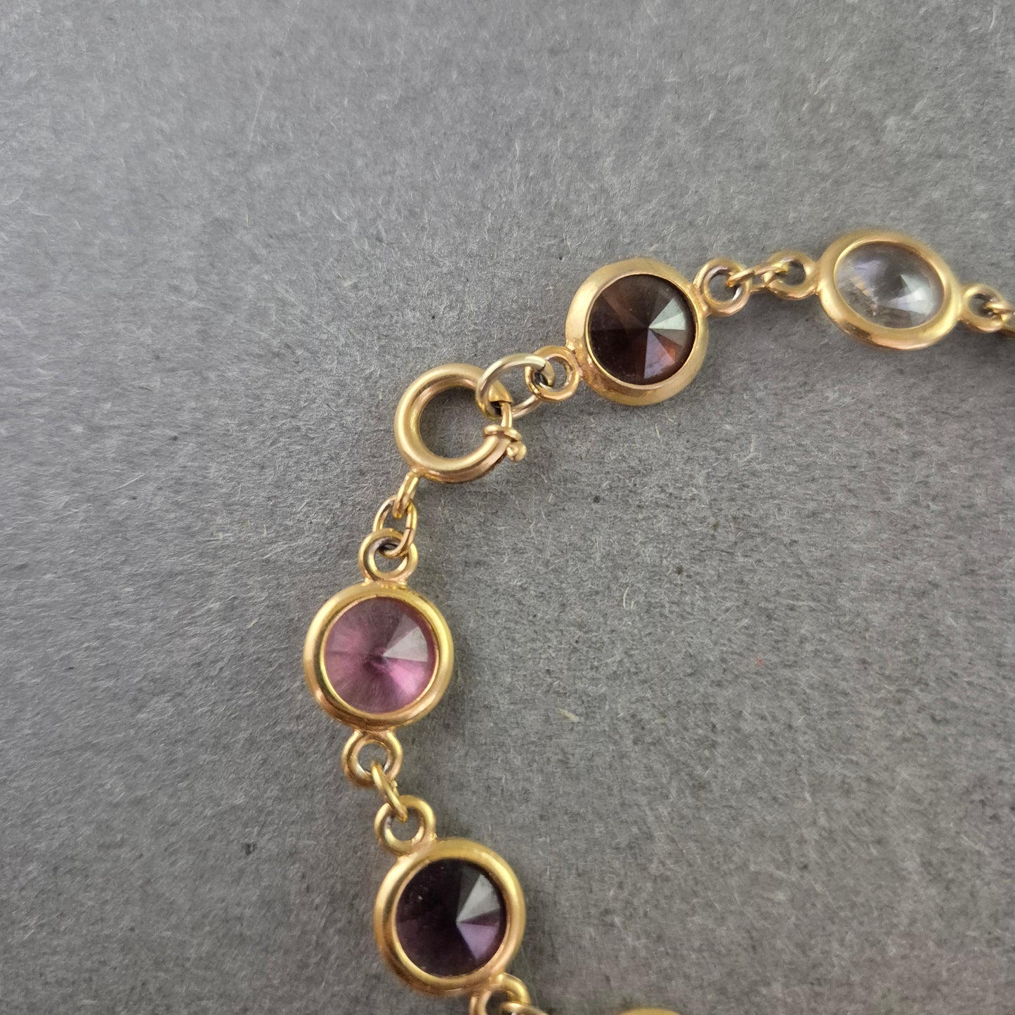 Farbenfrohes Armband mit facettierten Steinen – Verspielt & Elegant