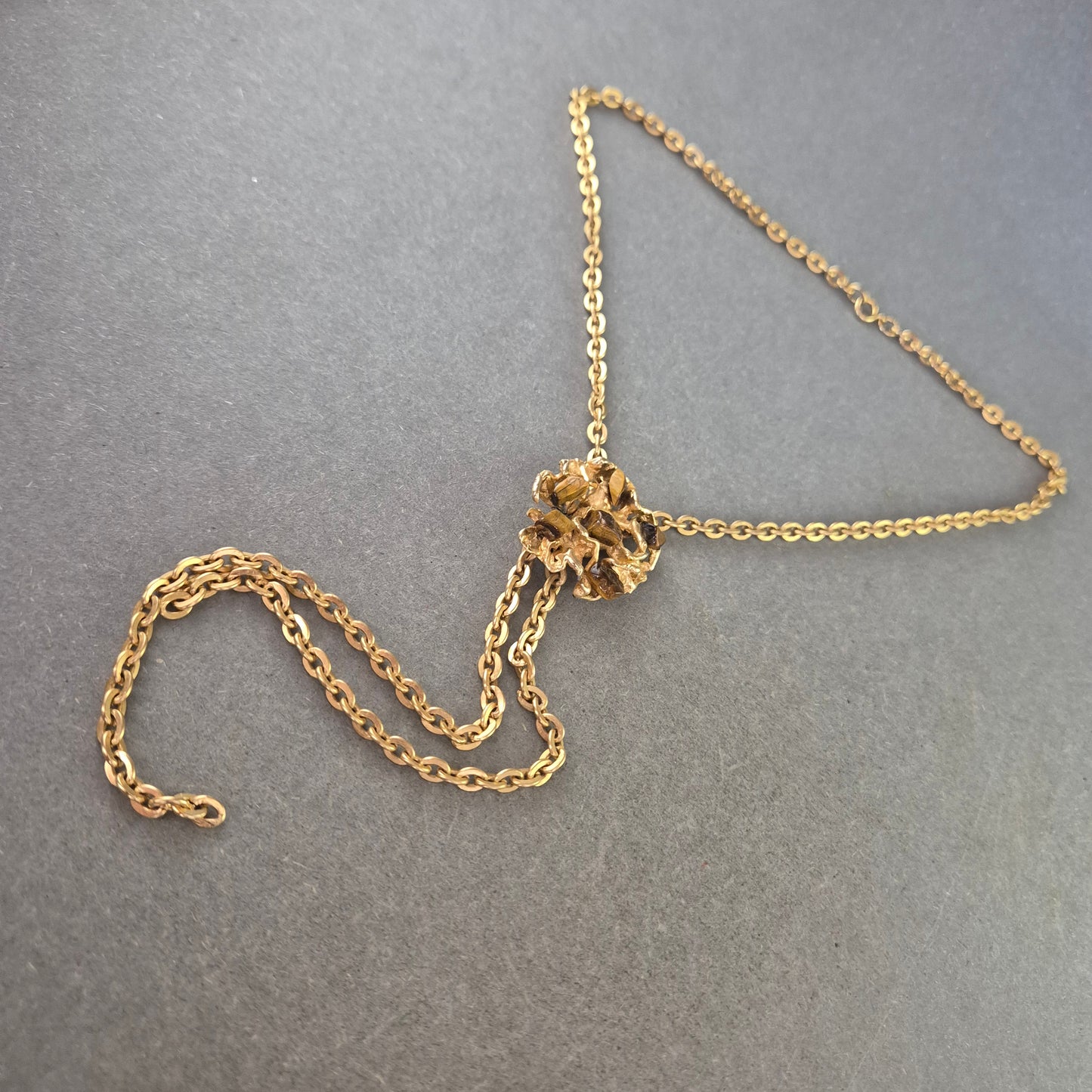 Vintage Kette mit abstraktem Mittelteil – Extravagant & Goldfarben