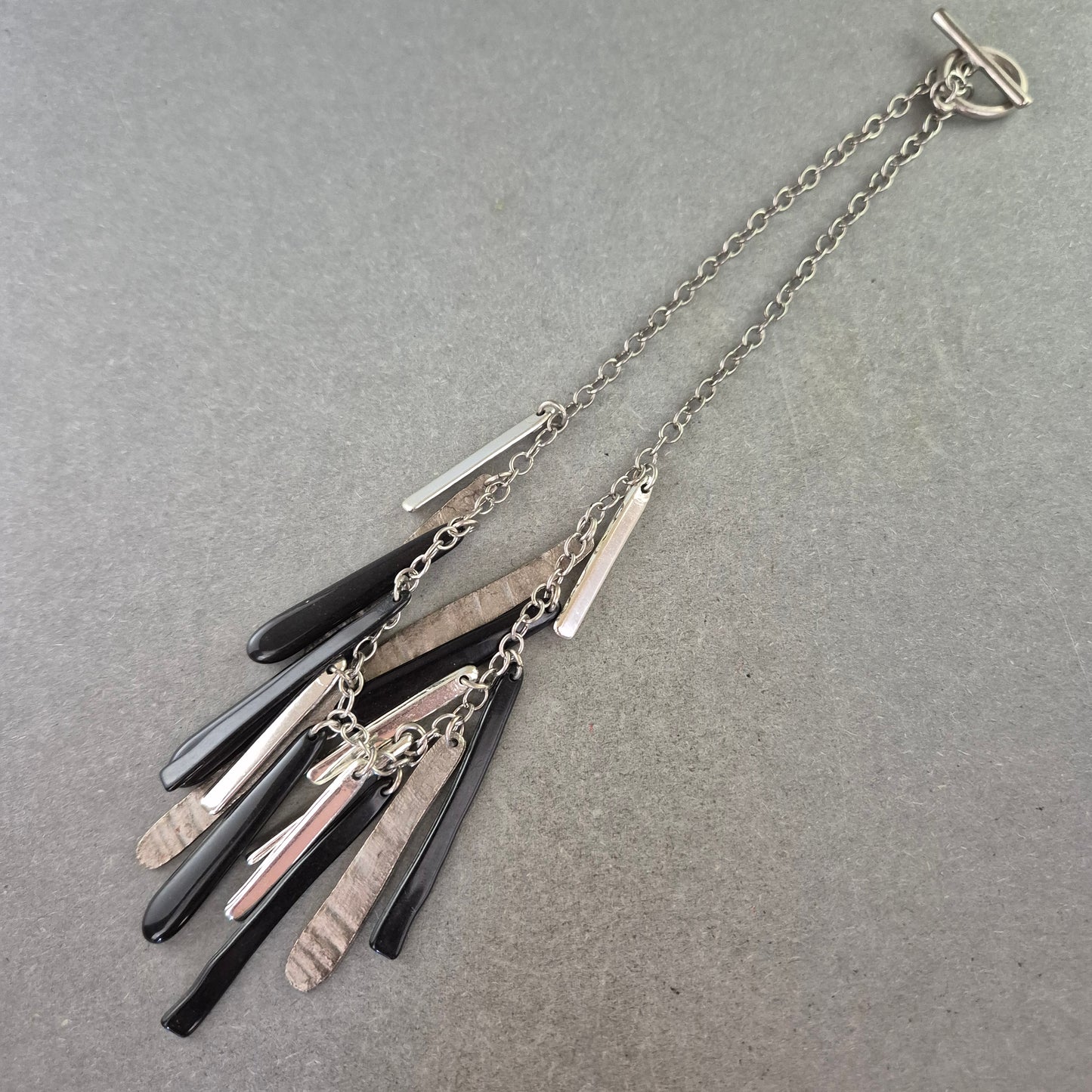 Statement Kette mit Anhängern in Schwarz und Silber – Modern & Ausdrucksstark