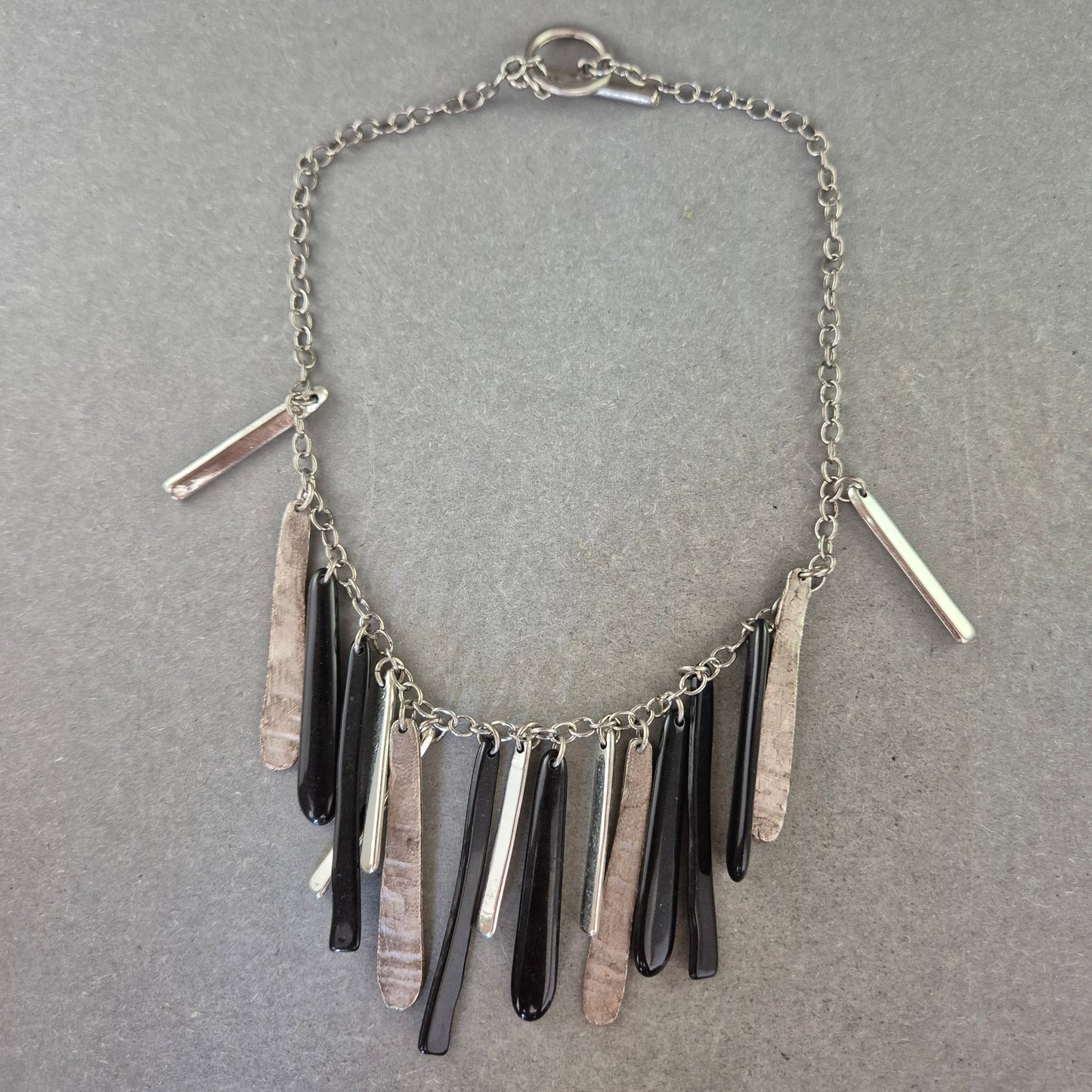 Statement Kette mit Anhängern in Schwarz und Silber – Modern & Ausdrucksstark