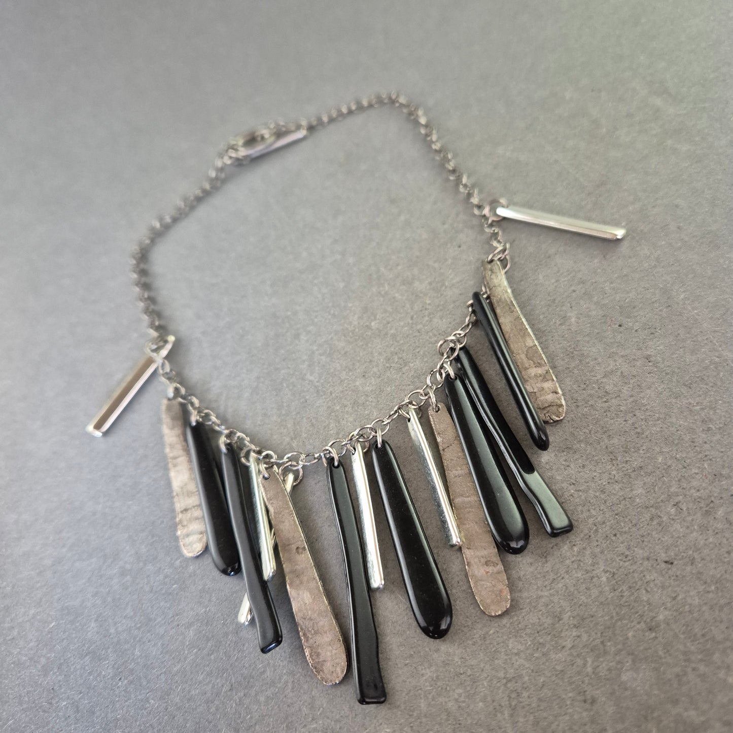 Statement Kette mit Anhängern in Schwarz und Silber – Modern & Ausdrucksstark