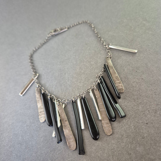 Statement Kette mit Anhängern in Schwarz und Silber – Modern & Ausdrucksstark