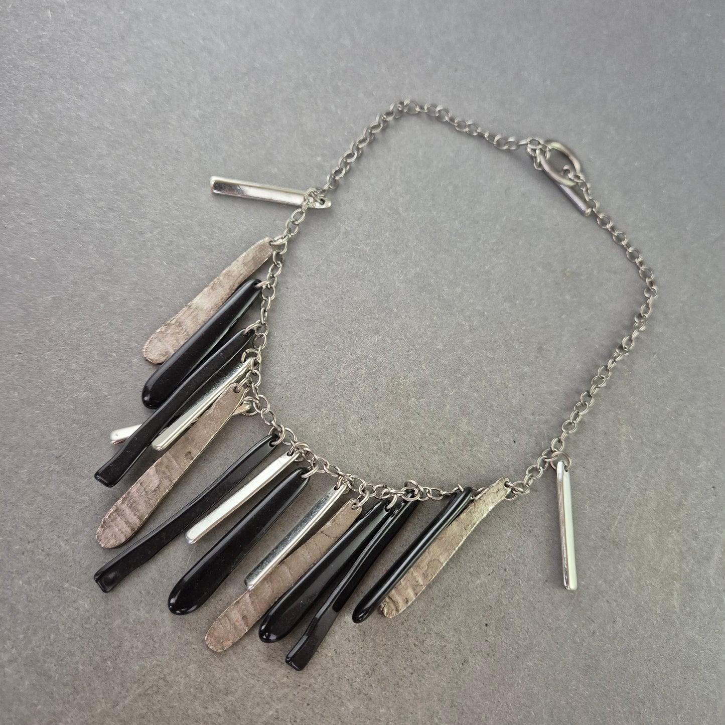 Statement Kette mit Anhängern in Schwarz und Silber – Modern & Ausdrucksstark