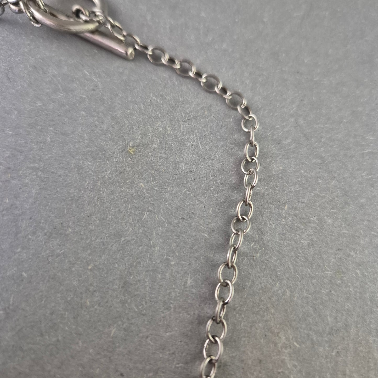 Statement Kette mit Anhängern in Schwarz und Silber – Modern & Ausdrucksstark