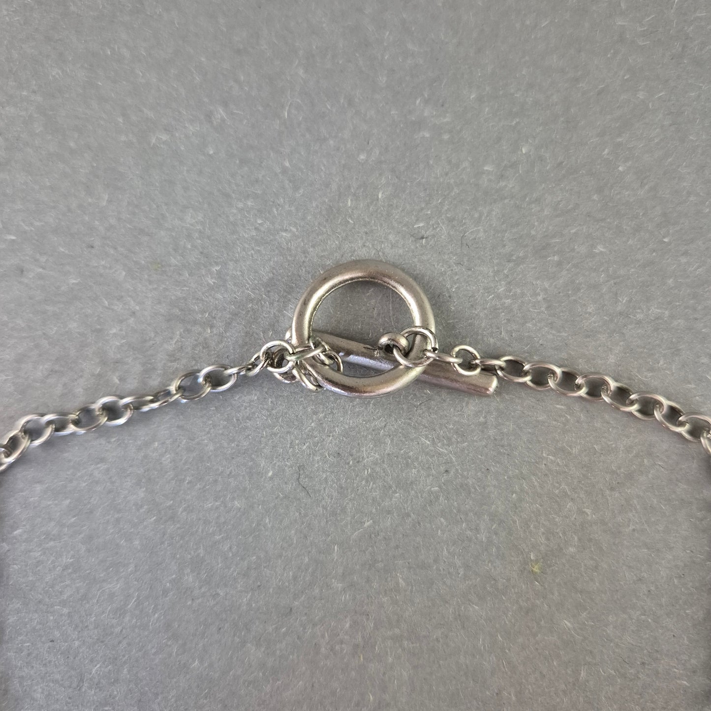 Statement Kette mit Anhängern in Schwarz und Silber – Modern & Ausdrucksstark