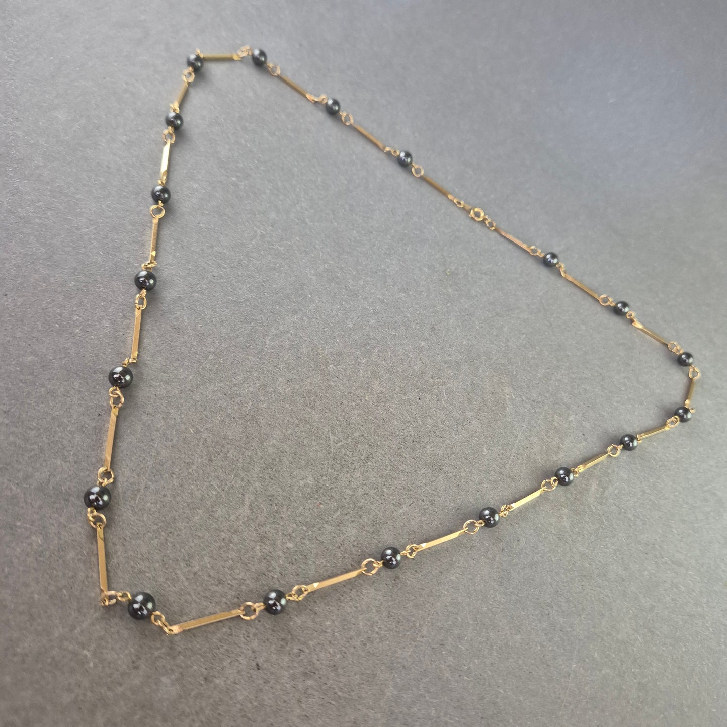 Feine Kette mit schwarzen Perlen – Elegant & Zeitlos