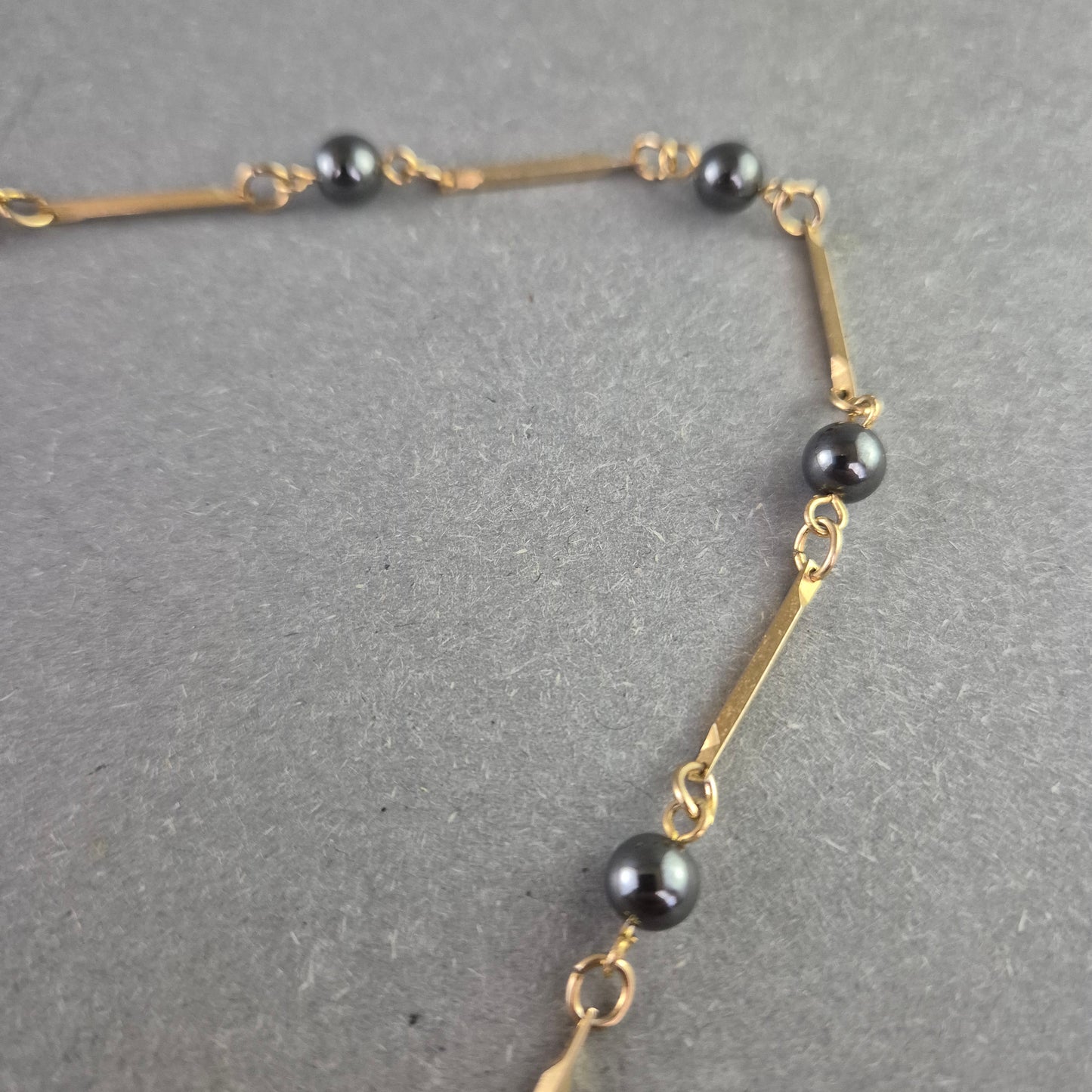 Feine Kette mit schwarzen Perlen – Elegant & Zeitlos