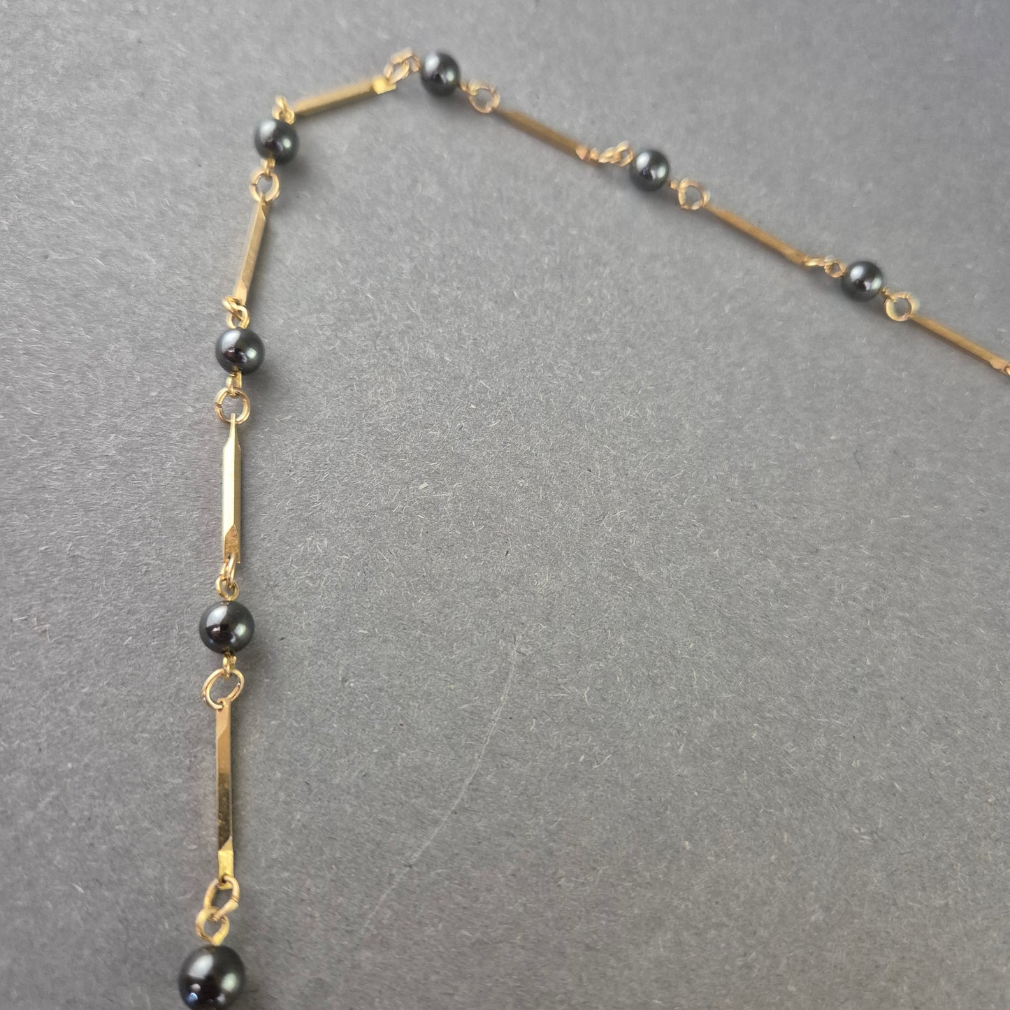 Feine Kette mit schwarzen Perlen – Elegant & Zeitlos