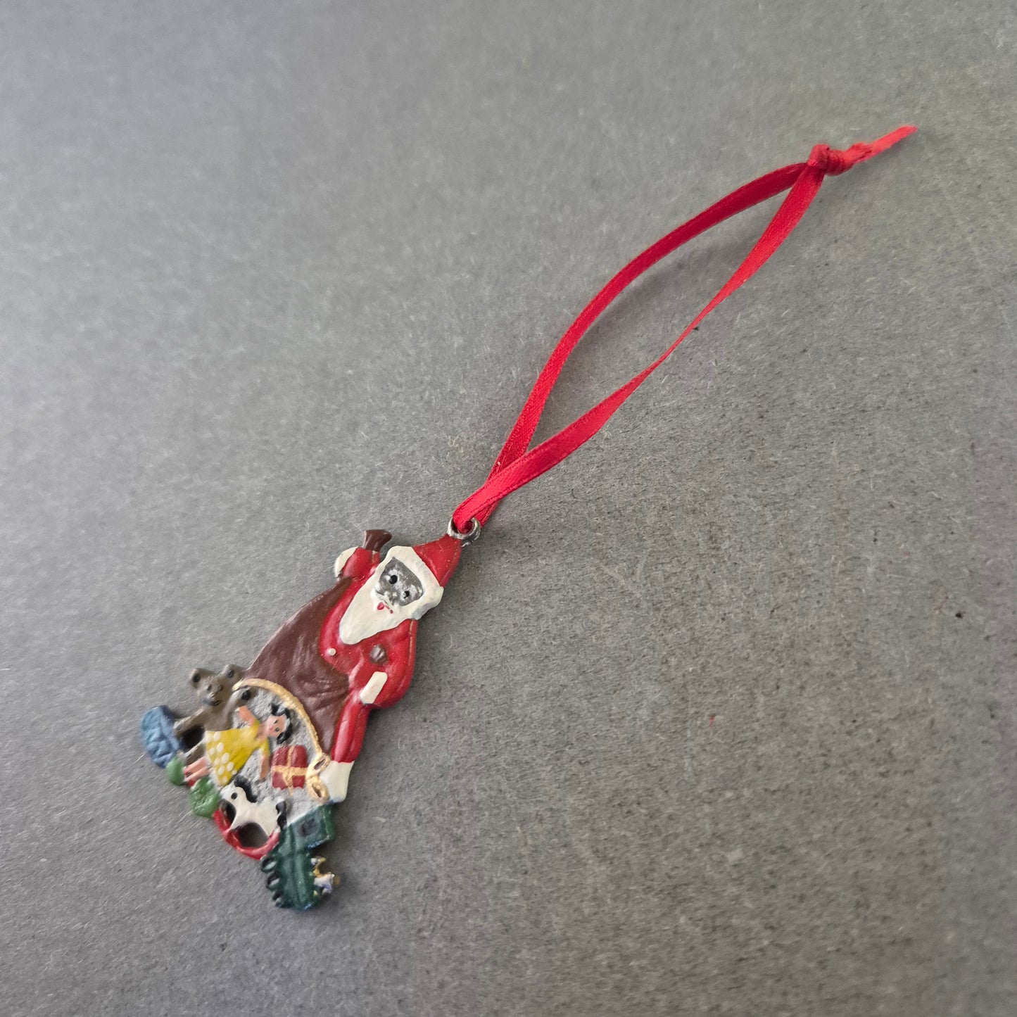 Weihnachtsanhänger mit Weihnachtsmann & Spielzeug – Nostalgischer Charme