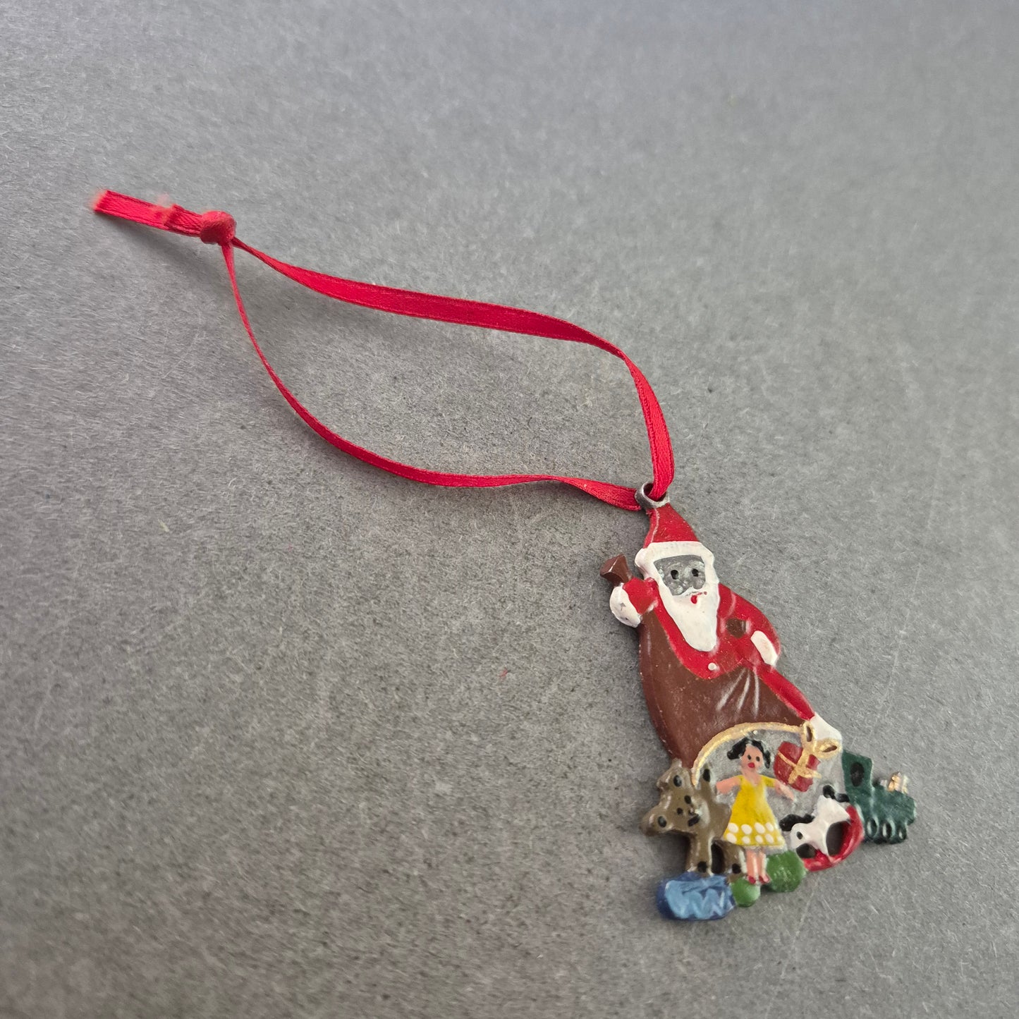 Weihnachtsanhänger mit Weihnachtsmann & Spielzeug – Nostalgischer Charme