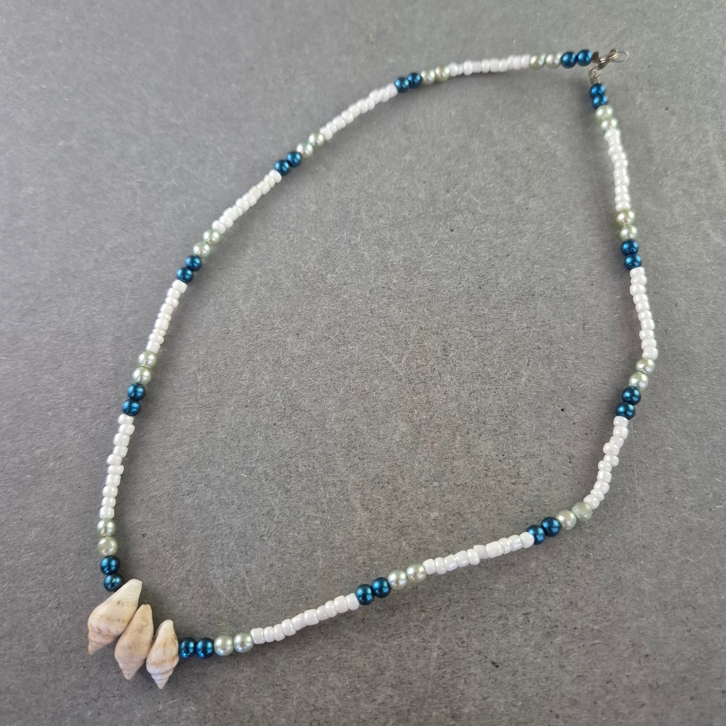 Bunte Perlenkette mit Muschelelementen – Maritimer Sommerlook
