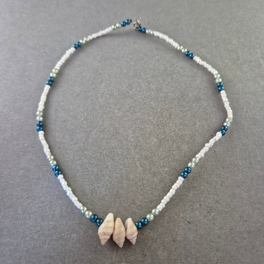 Bunte Perlenkette mit Muschelelementen – Maritimer Sommerlook