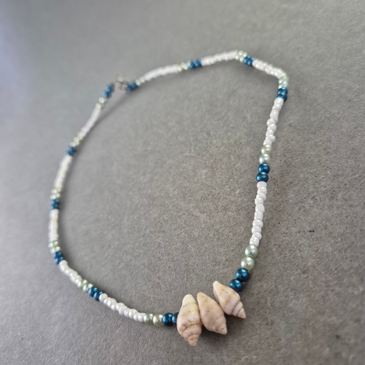 Bunte Perlenkette mit Muschelelementen – Maritimer Sommerlook