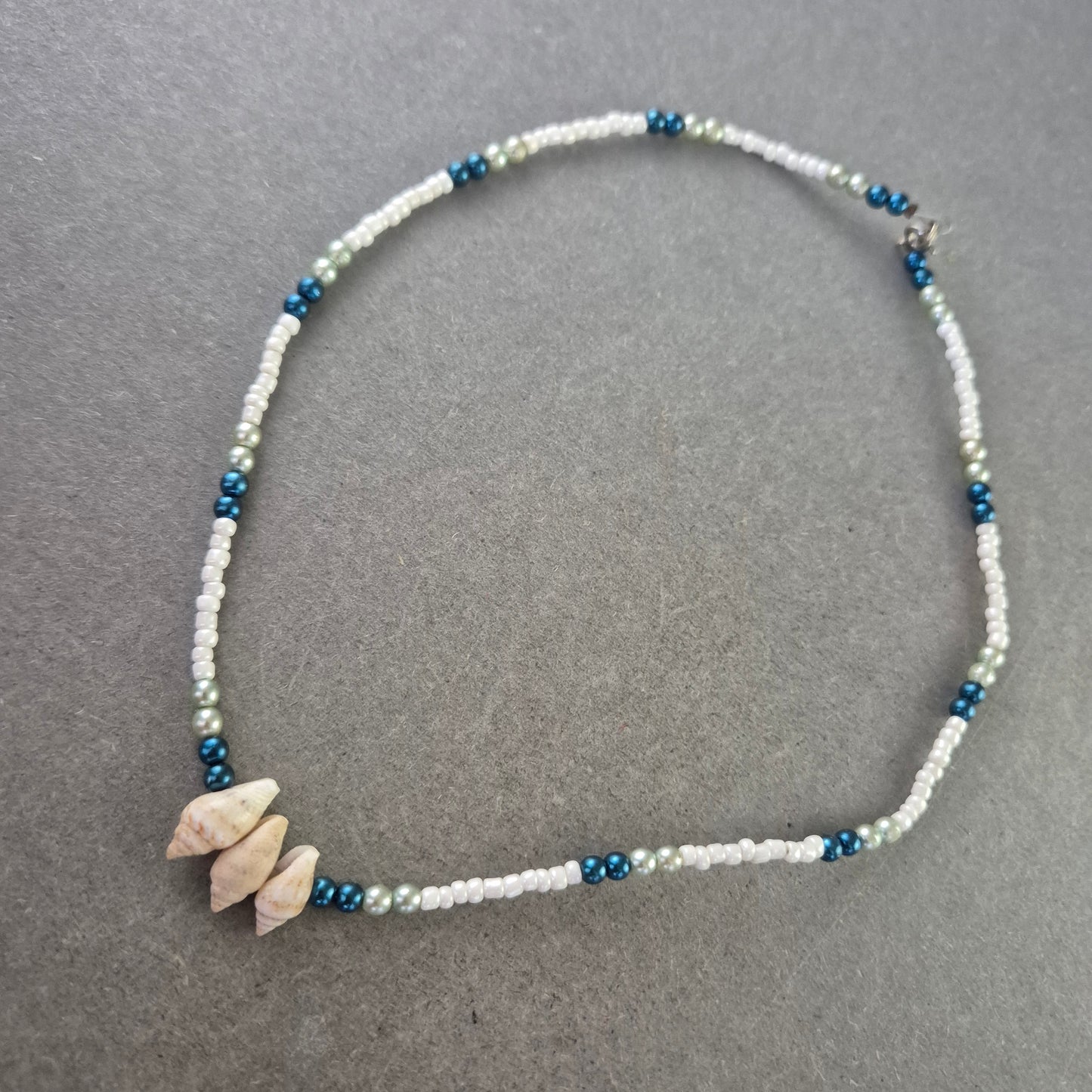 Bunte Perlenkette mit Muschelelementen – Maritimer Sommerlook
