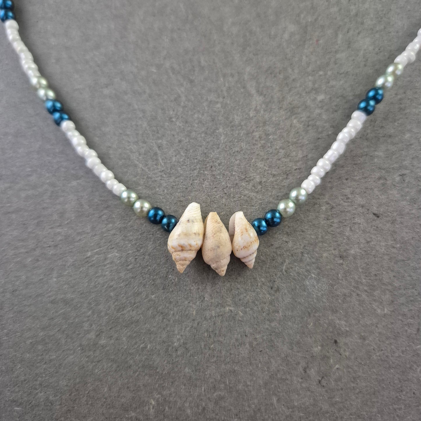 Bunte Perlenkette mit Muschelelementen – Maritimer Sommerlook