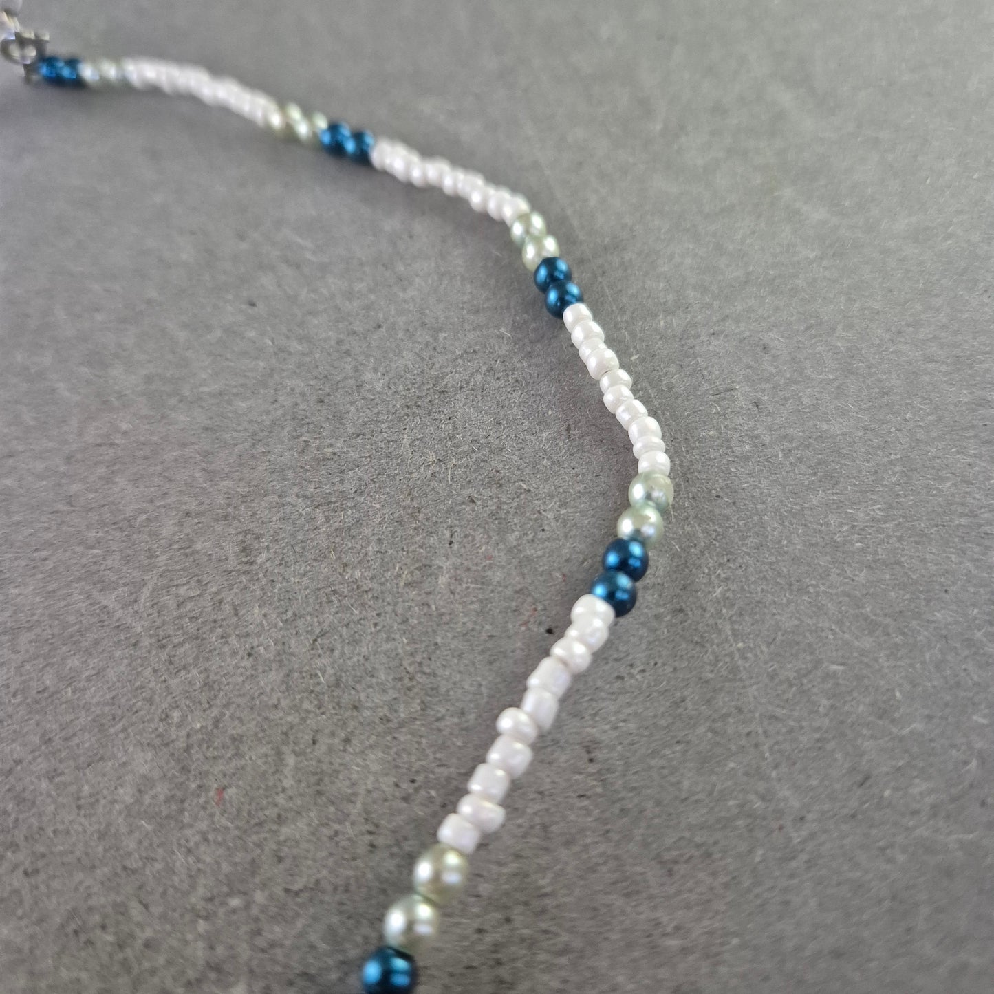 Bunte Perlenkette mit Muschelelementen – Maritimer Sommerlook