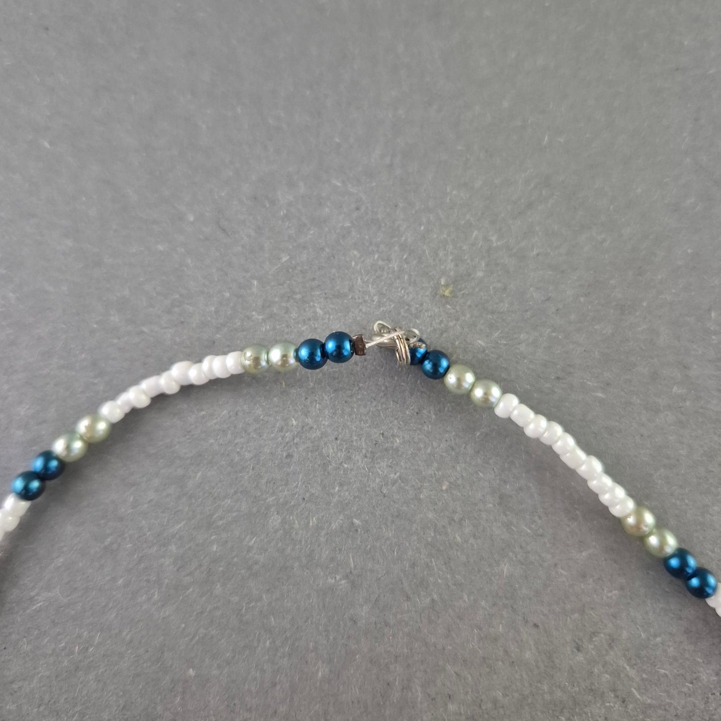 Bunte Perlenkette mit Muschelelementen – Maritimer Sommerlook