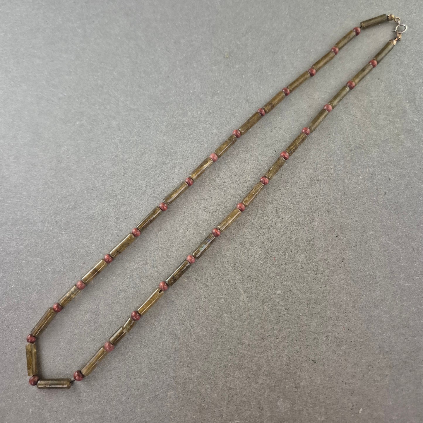 Elegante Stein Halskette – Grüntöne mit roten Akzenten