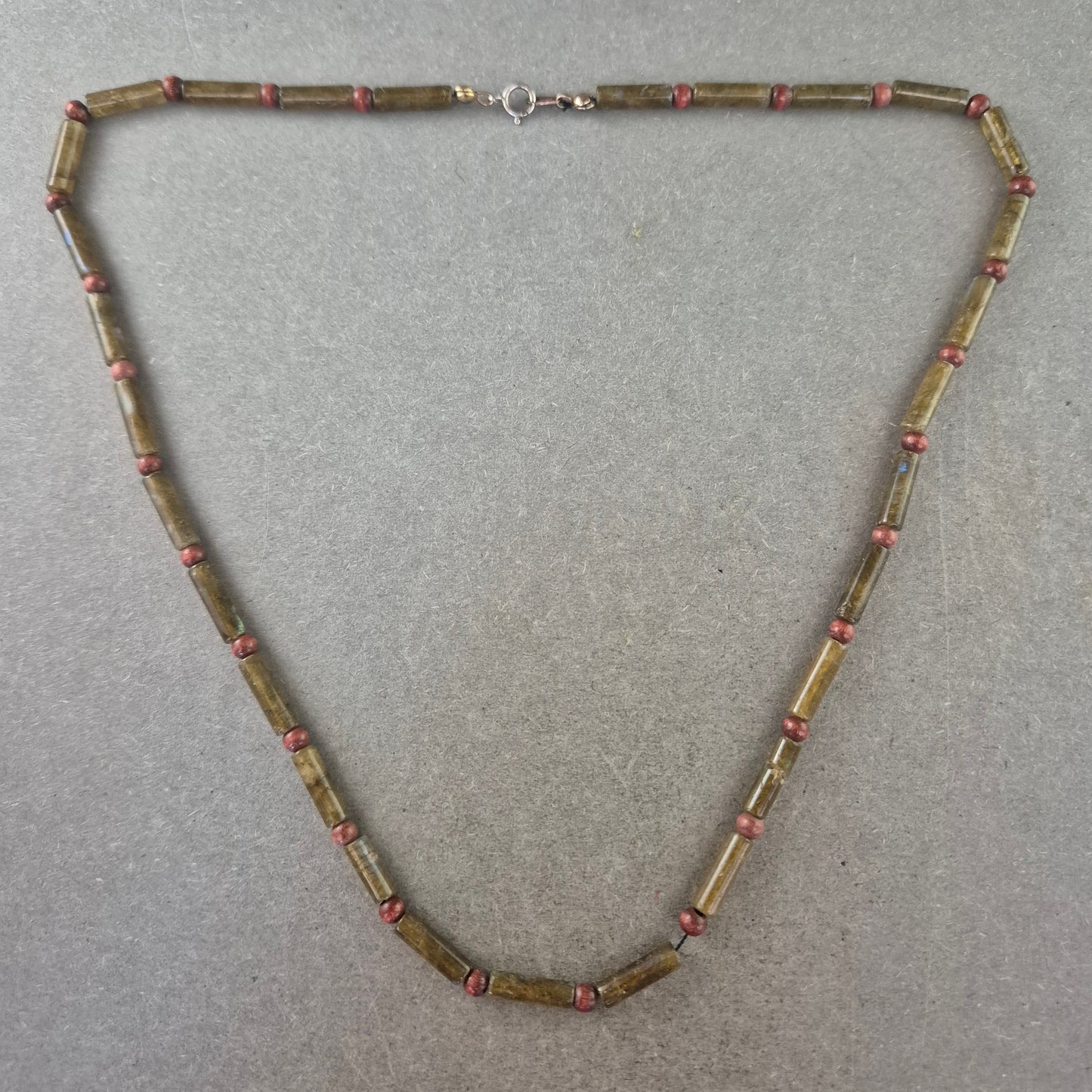 Elegante Stein Halskette – Grüntöne mit roten Akzenten