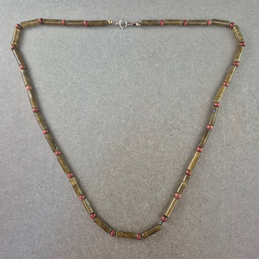 Elegante Stein Halskette – Grüntöne mit roten Akzenten