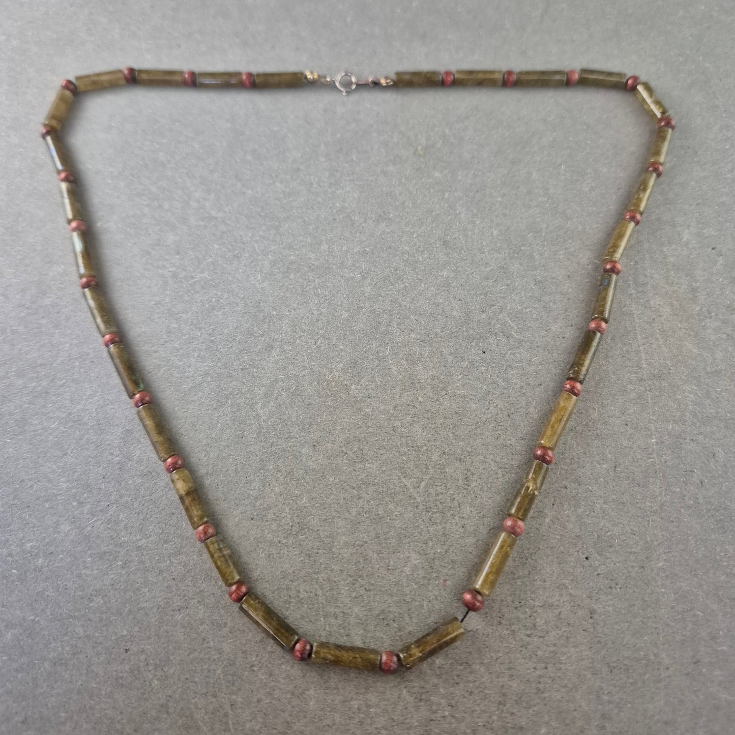 Elegante Stein Halskette – Grüntöne mit roten Akzenten