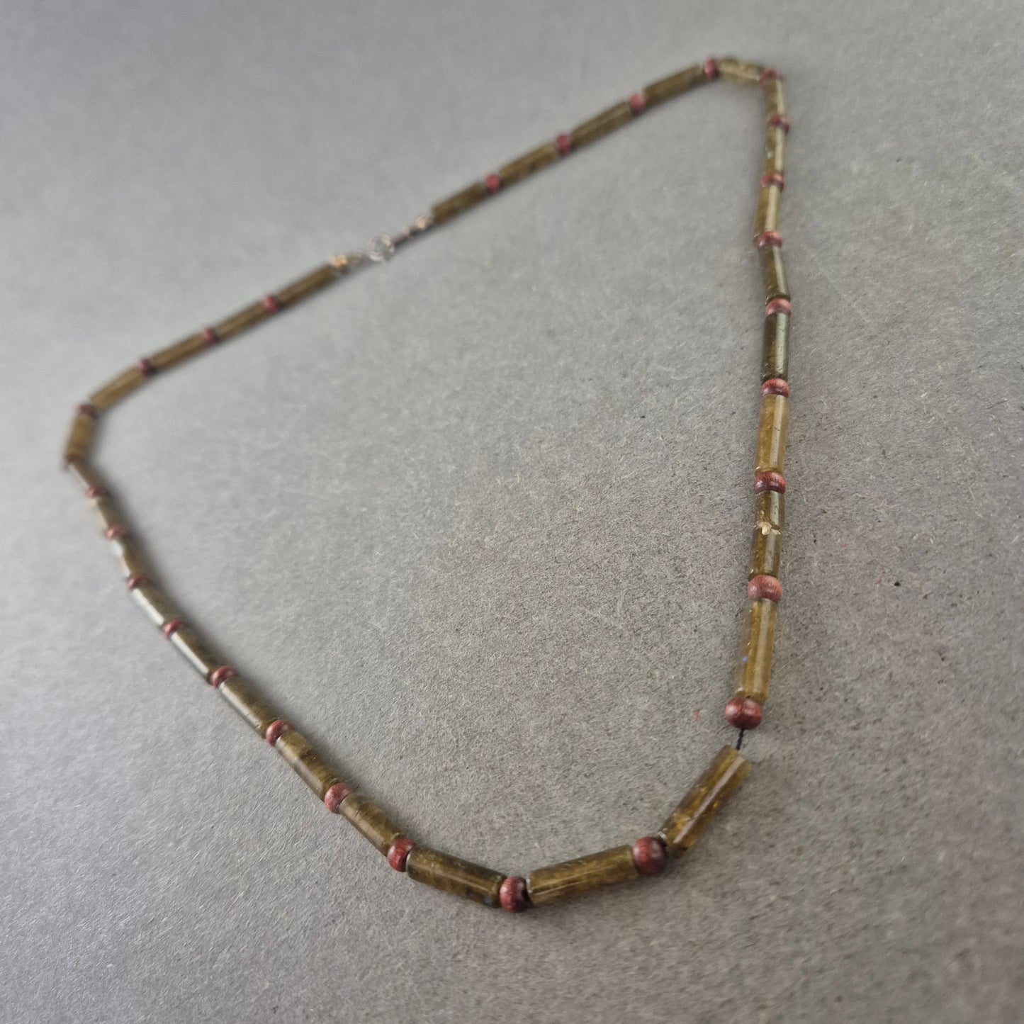 Elegante Stein Halskette – Grüntöne mit roten Akzenten