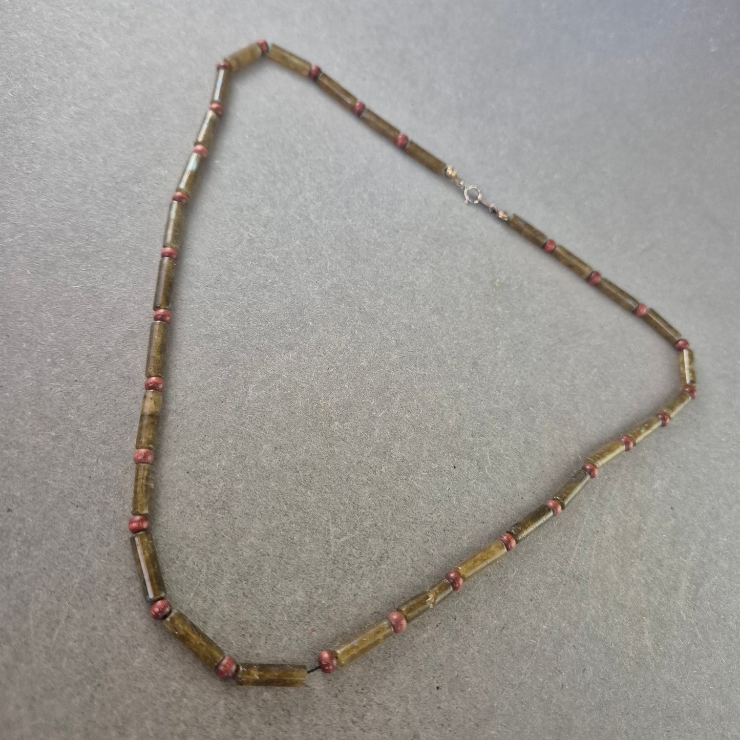 Elegante Stein Halskette – Grüntöne mit roten Akzenten