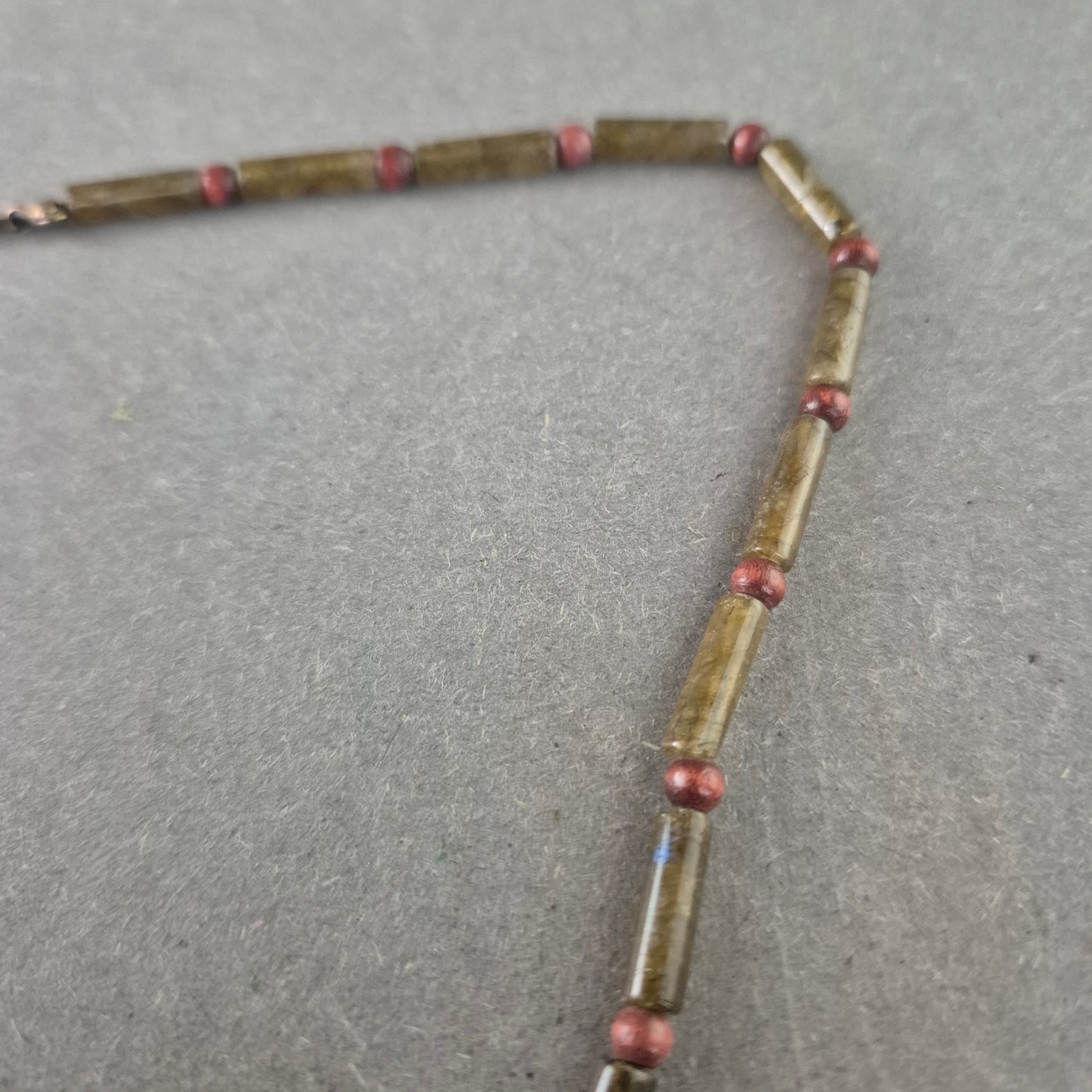 Elegante Stein Halskette – Grüntöne mit roten Akzenten