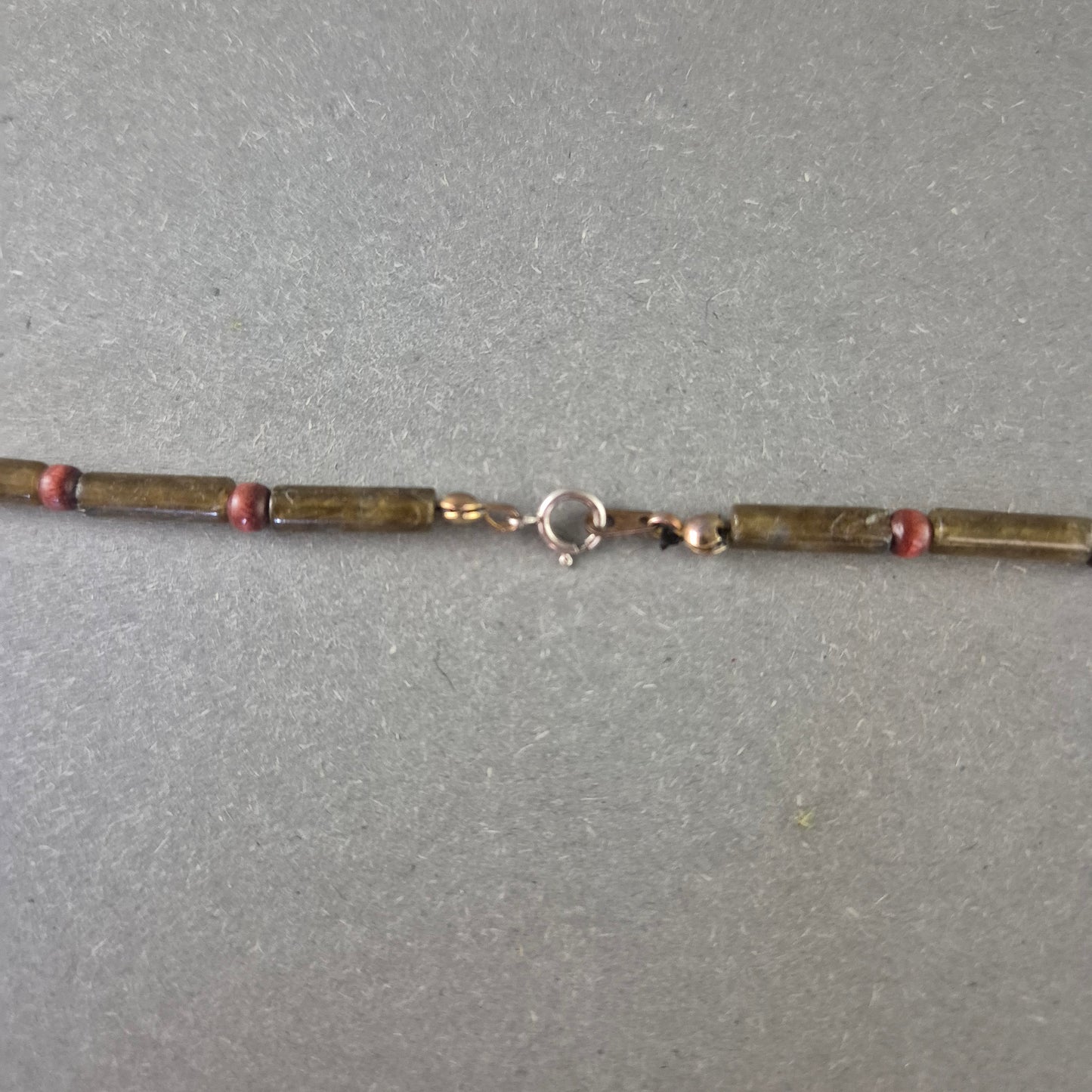 Elegante Stein Halskette – Grüntöne mit roten Akzenten