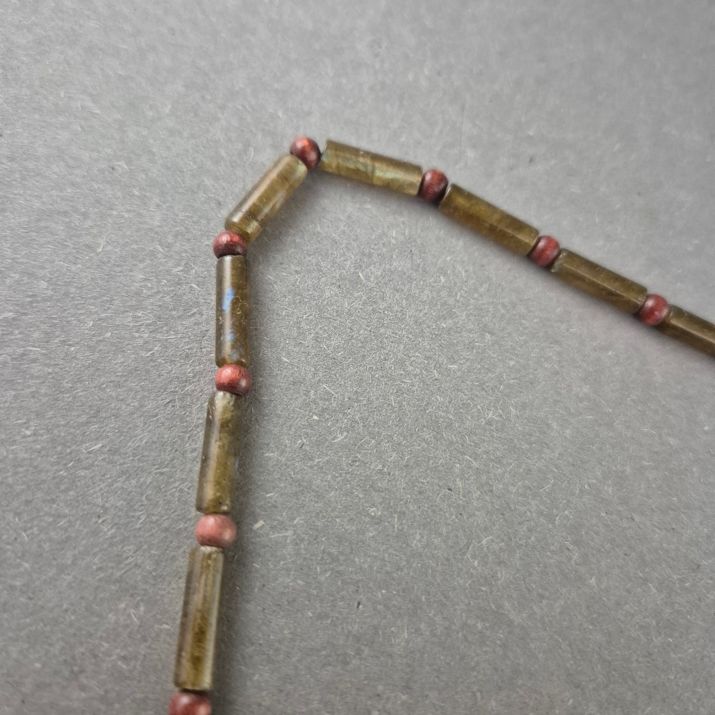 Elegante Stein Halskette – Grüntöne mit roten Akzenten