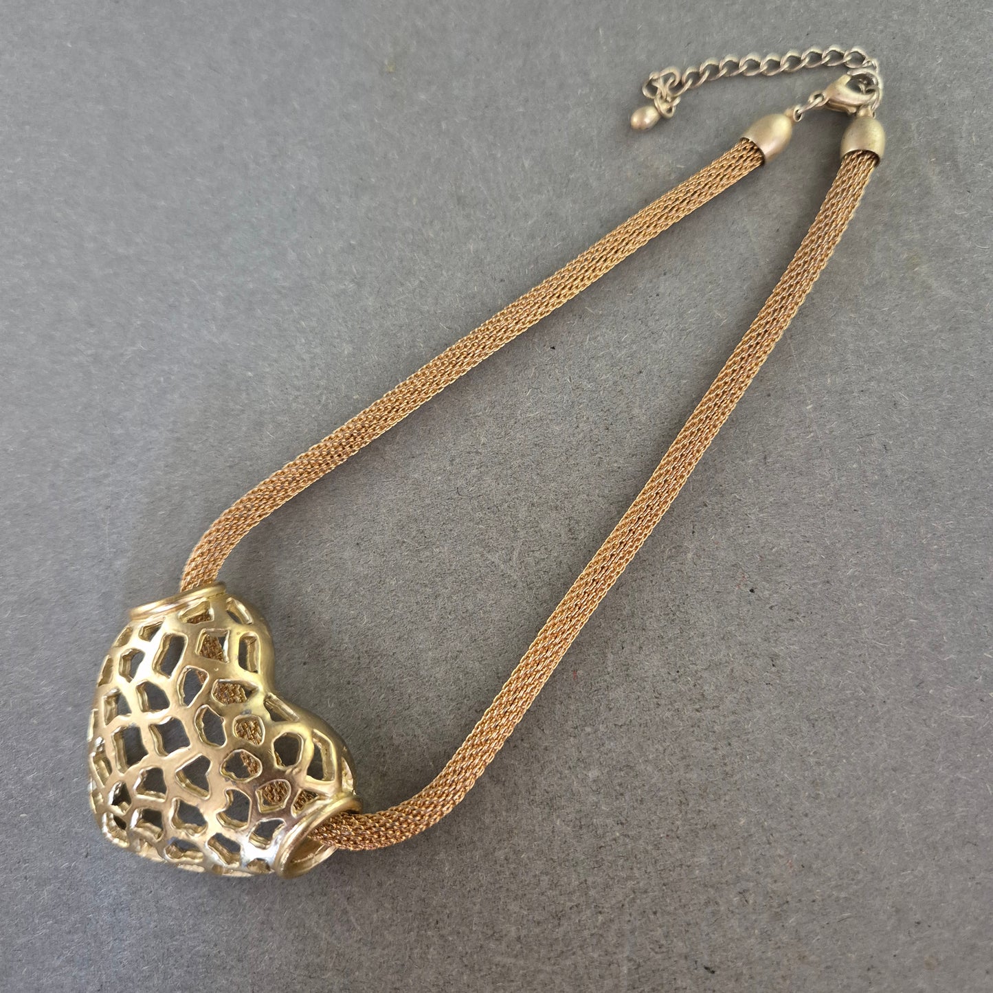 Modisches Armband mit Herz Anhänger – Goldfarbener Look