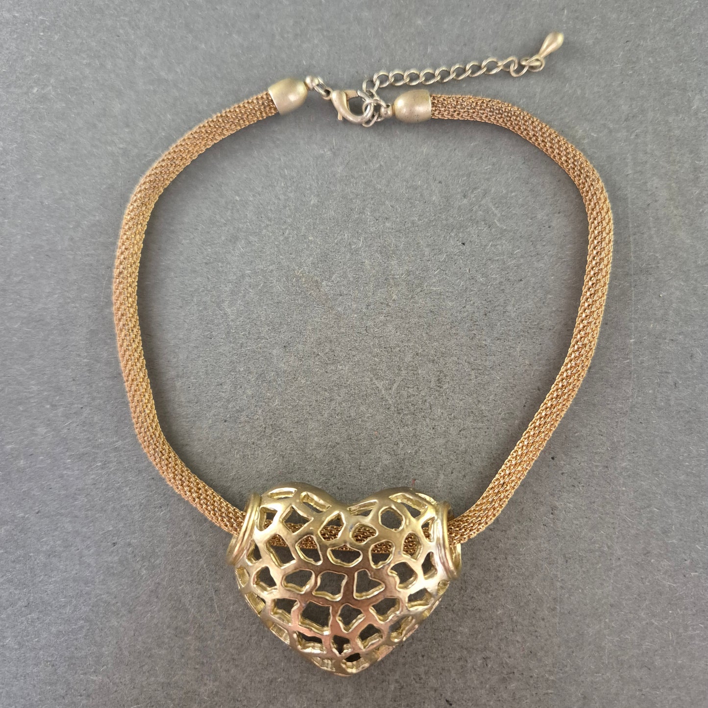 Modisches Armband mit Herz Anhänger – Goldfarbener Look