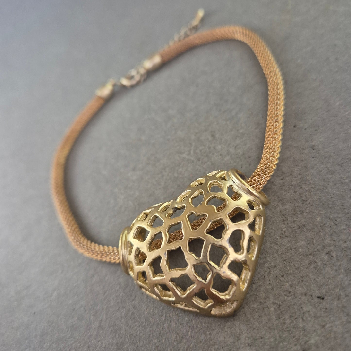 Modisches Armband mit Herz Anhänger – Goldfarbener Look