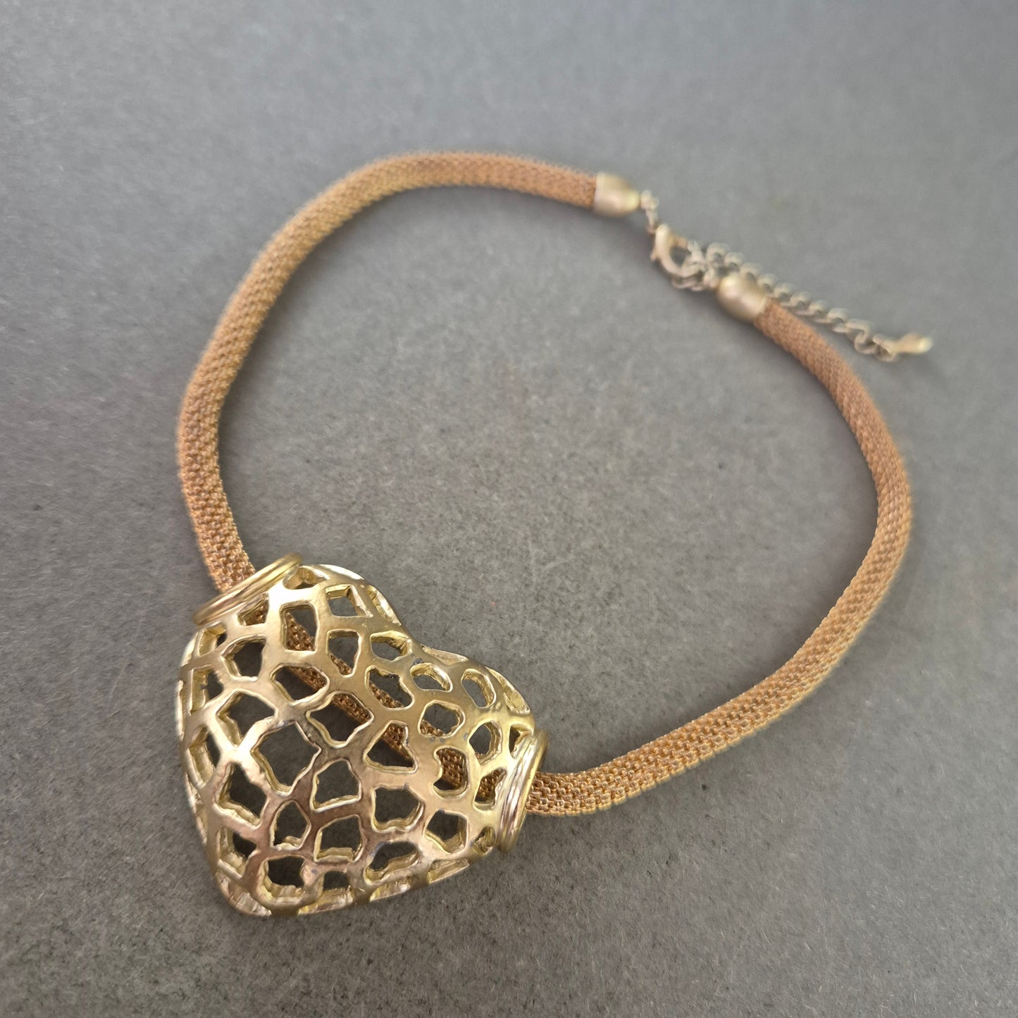 Modisches Armband mit Herz Anhänger – Goldfarbener Look