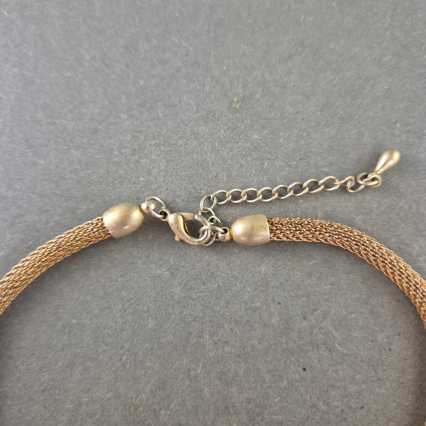 Modisches Armband mit Herz Anhänger – Goldfarbener Look