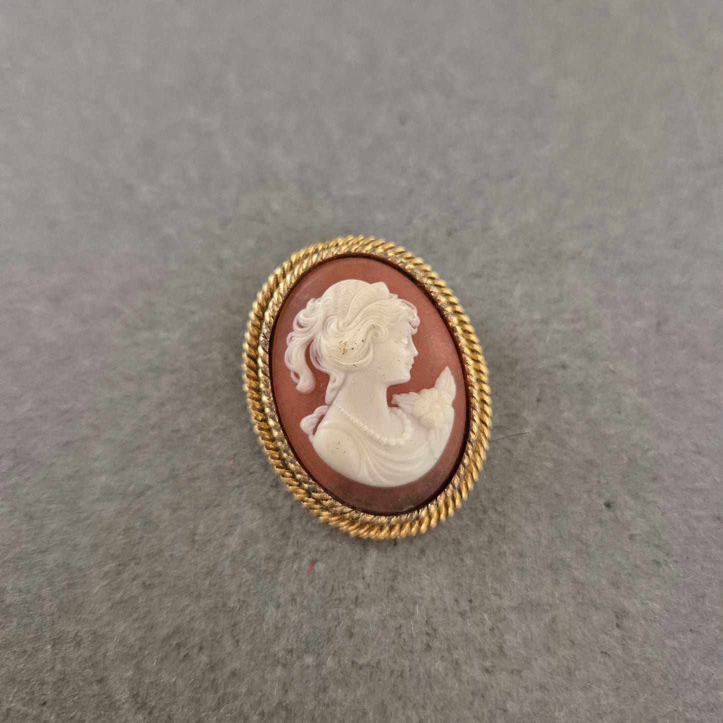 Vintage Kamee Brosche – Ovales Relief mit Damenporträt